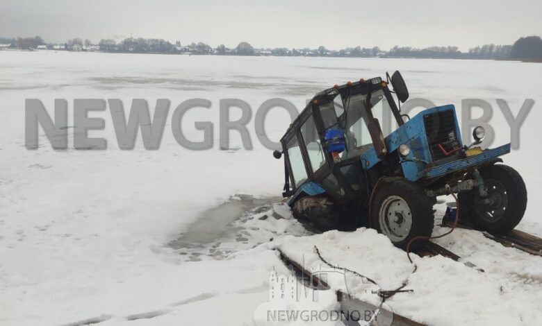 В пригороде Гродно под лед провалился трактор