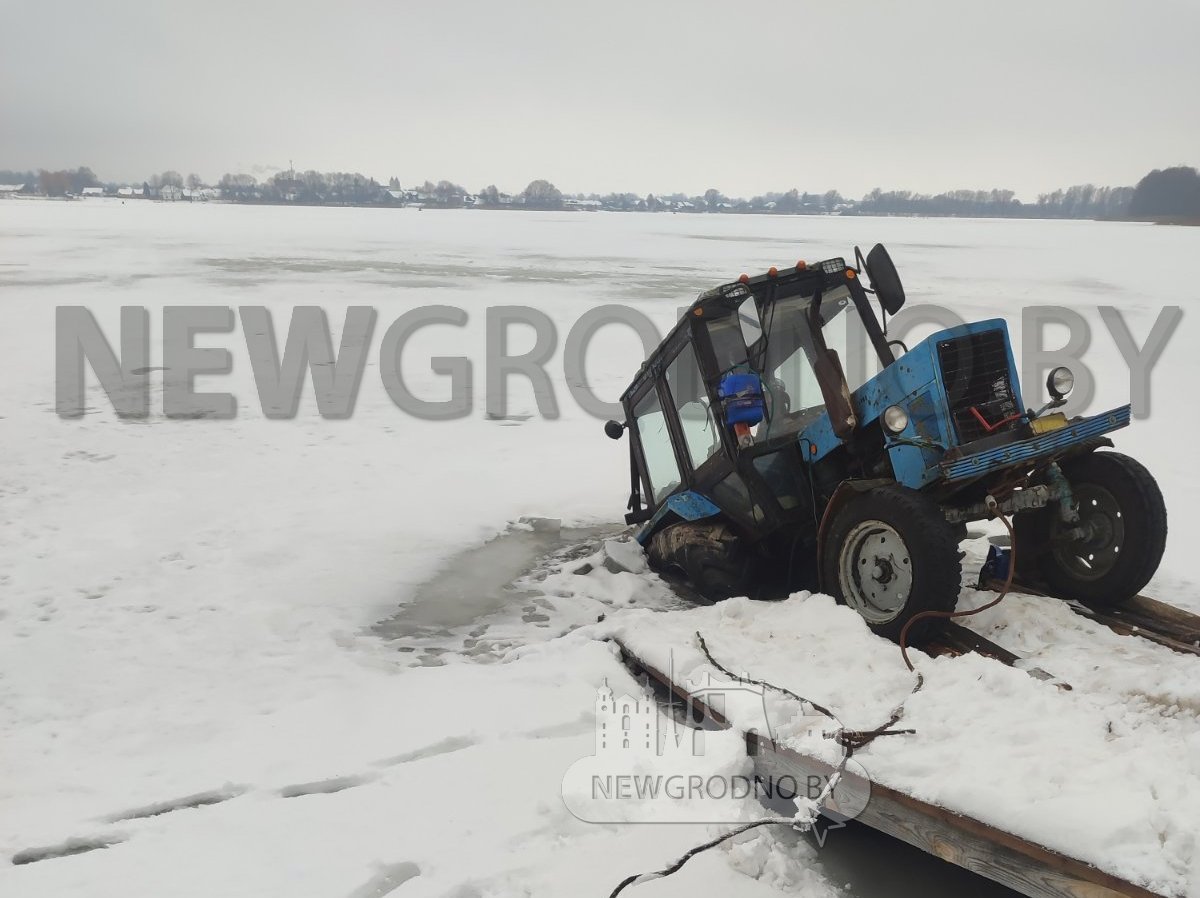 В пригороде Гродно под лед провалился трактор