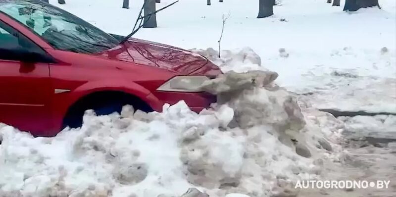 Гродненец засыпал снегом машину