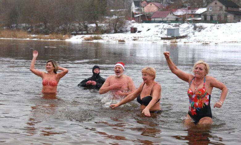 Бегали с голым торсом и окунались в Неман!