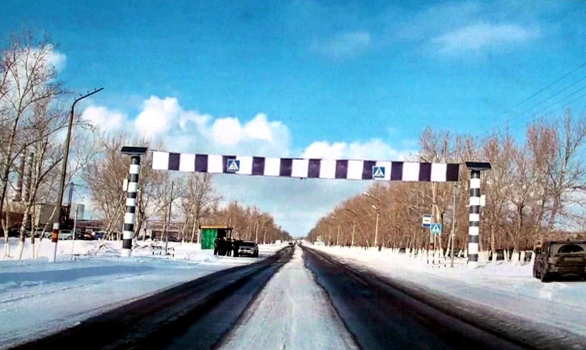 В Казахстане "зебру" на пешеходном переходе нарисовали над дорогой