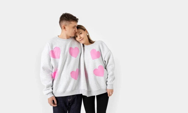 В Беларуси для влюбленных выпустили джемпер для обнимашек