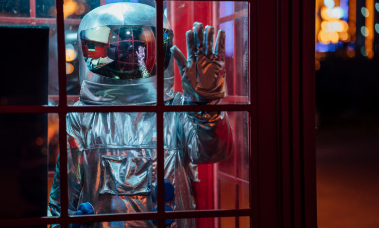 В Гродно в квартиру к женщине ломился человек в скафандре