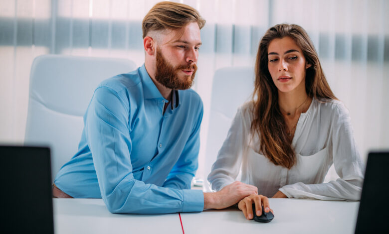 Специалисты сайта по поиску работы rabota.by решили выяснить, как его пользователи относятся к тому, чтобы начинать близкие отношения с коллегами – оказалось, многие белорусы совсем не против заводить романы на работе.