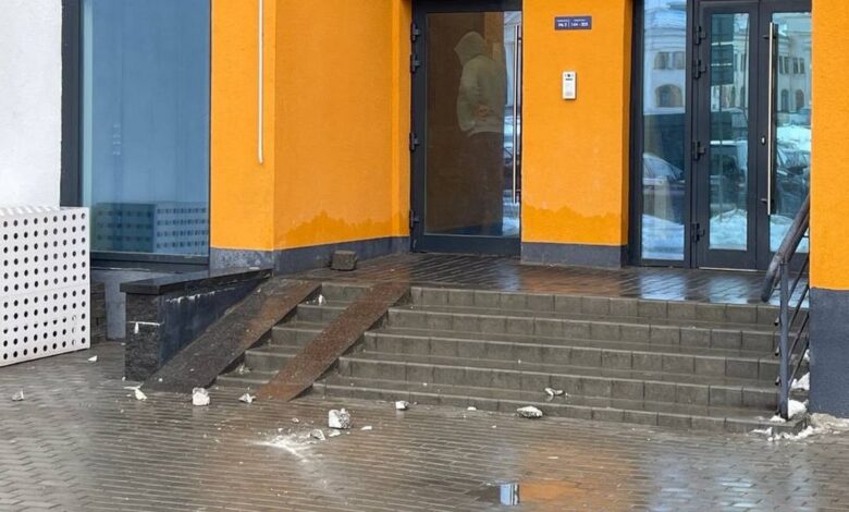 В Минске упавший с новостройки блок едва не попал в прохожих