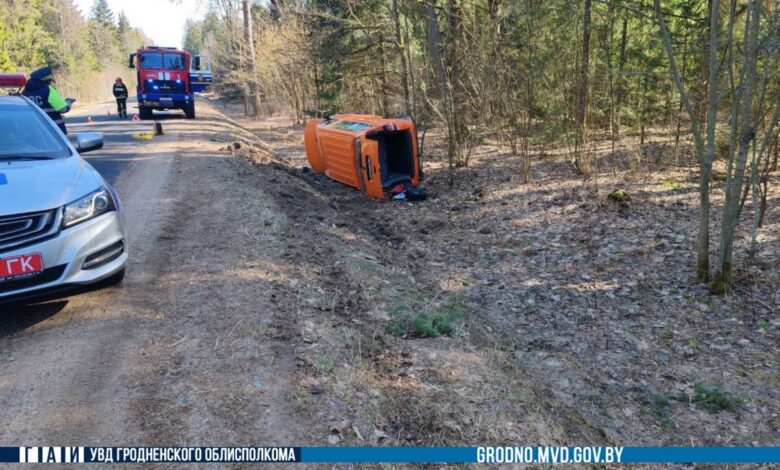 Под Островцом легковушка сбила велосипедиста и вылетела в кювет