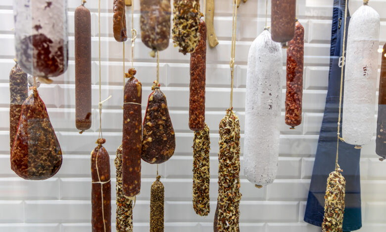 Госконтроль остановил работу нескольких колбасных