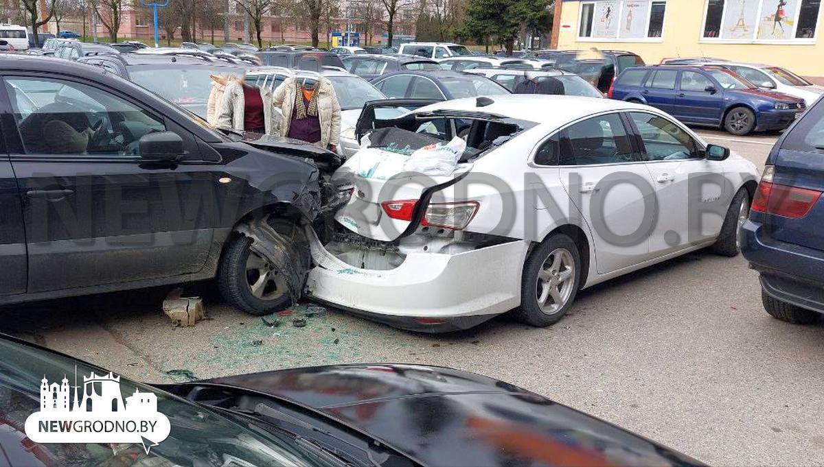 Душевная авария в Гродно на парковке у рынка «Корона»