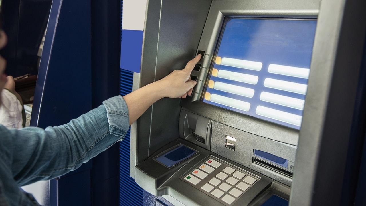 Купюры в 5 рублей перестанут принимать в инфокиосках и банкоматах