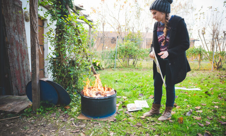 Соседи сжигают старую траву, еще какой-то мусор у себя на участке, запах стоит отвратительный. Что можно предпринять в таких случаях?