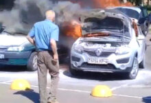 В Гродно на парковке огонь уничтожил легковушку