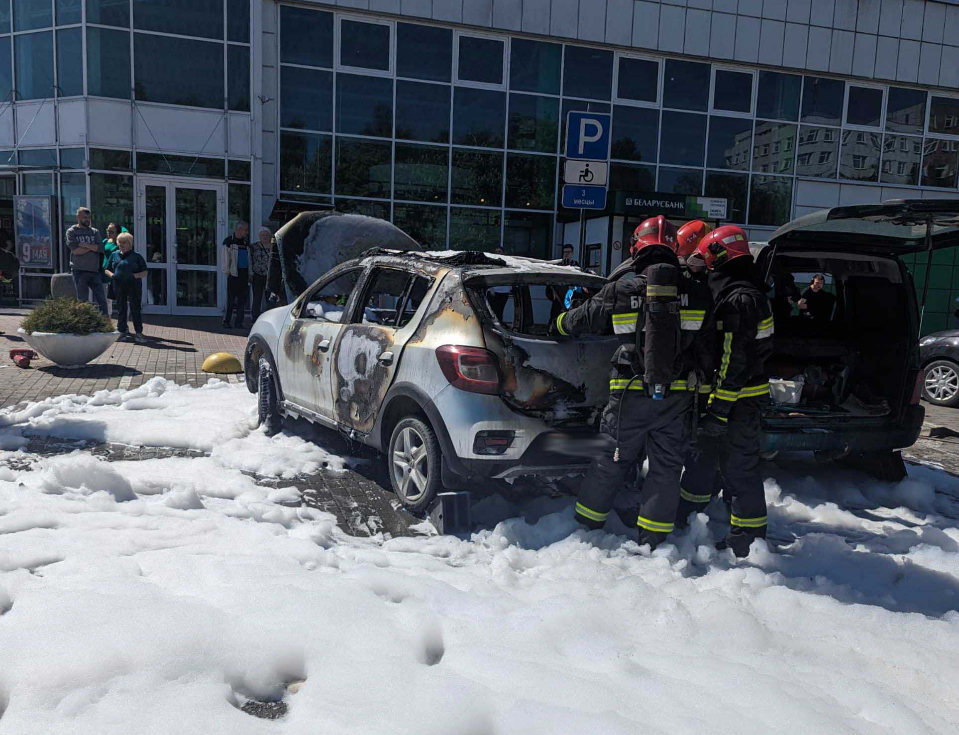 Подробности пожара авто на парковке у супермаркета в Гродно