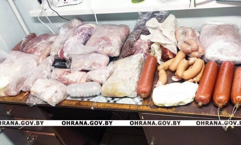 Сосиски и колбасы. На фабрике в Скиделе задержали несунов