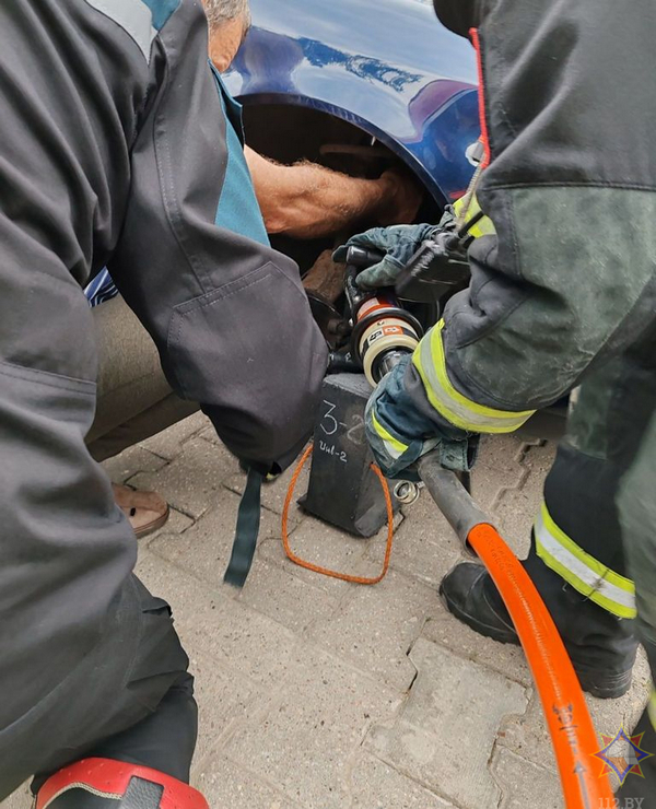 В Волковыске спасатели освободили руку мужчины, застрявшую в пружине подвески.