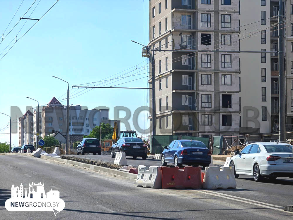 Разделительную полосу строят