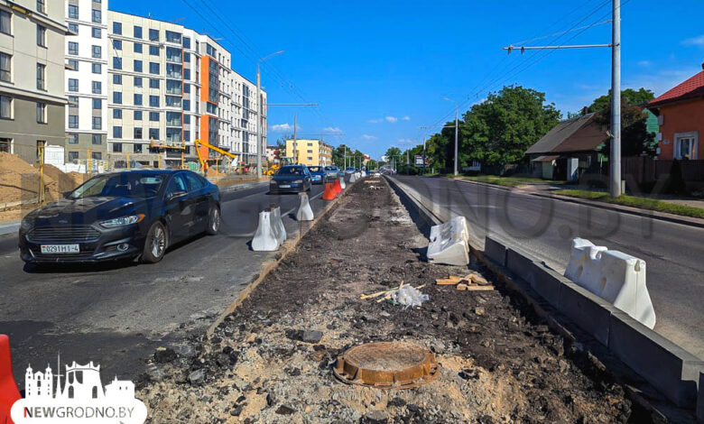 Разделительную полосу строят