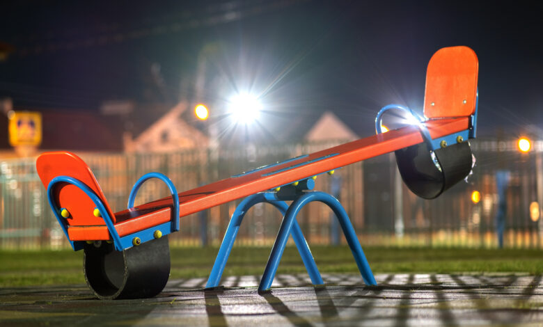 В Гродно соседи спорили, можно ли кататься на качелях ночью?