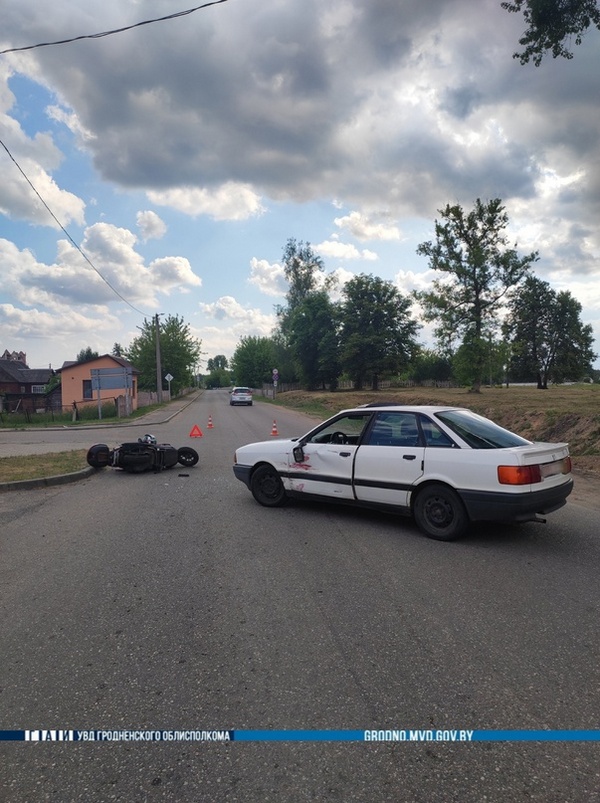 Под Гродно водитель мопеда попытался обогнать легковушку, но что-то пошло не так