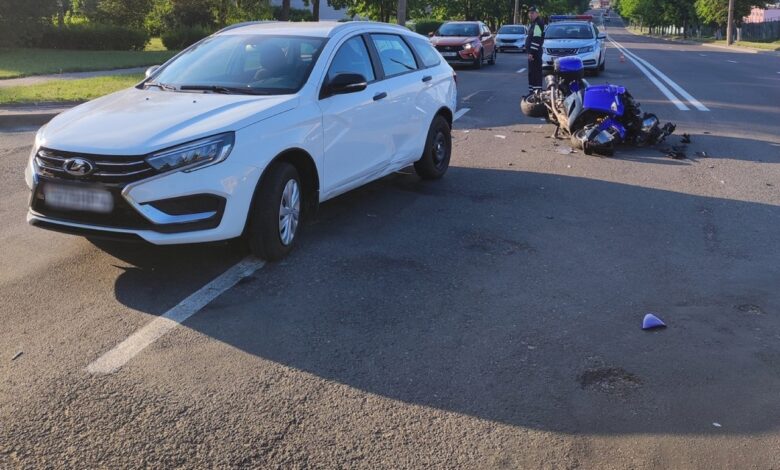 Мотоциклист влетел а легковушку в Гродно
