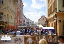 В центре