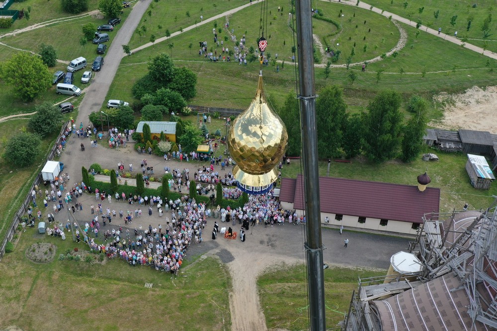 В Гродно строящийся храм на Девятовке украсил купол