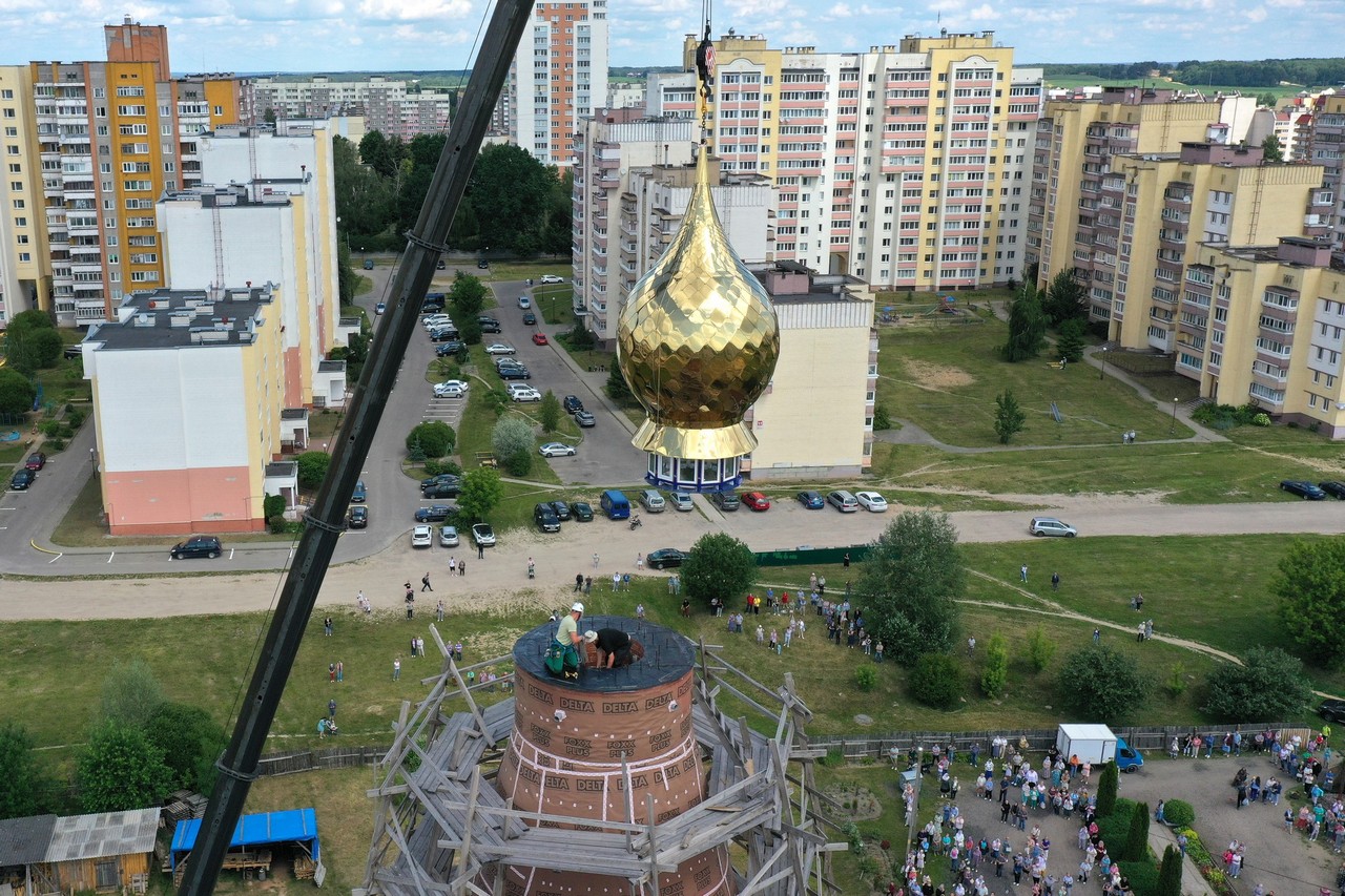 В Гродно строящийся храм на Девятовке украсил купол