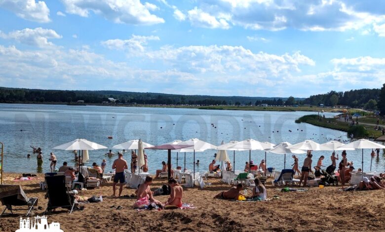 В Гродно появился пляж с зонтами и шезлонгами