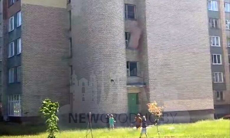 В Гродно мужчина выбросил диван