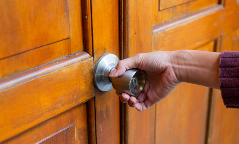 Залепил замок и отключил свет.