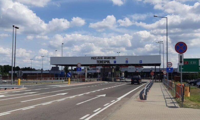 Уже несколько дней в Сети обсуждают запрет на ввоз товаров из Евросоюза в Беларусь. В частности, из Польши. Информация противоречивая: кто-то говорит, что сейчас нельзя ввозить в нашу страну ничего, вплоть до нового парфюма и упаковки кофе. А кто-то из пересекших границу успокаивает, что, как и раньше, смог оформить tax free на косметику и бытовую химию. Попытались понять, что происходит и к чему быть готовым тем, кто возвращается из поездки.