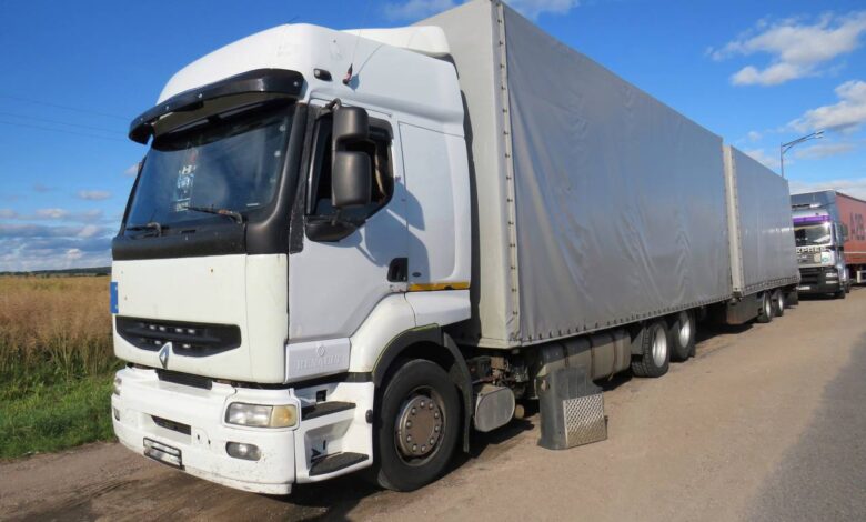 Под Ошмянами дальнобойщик снял аккумуляторы с фуры коллеги