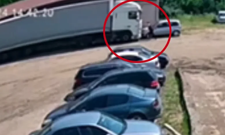 В Беларуси дальнобойщик попал под колеса фуры