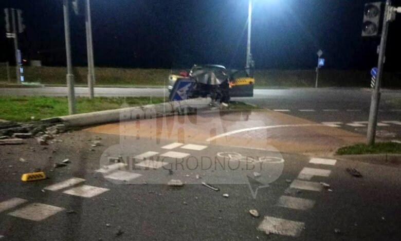 В Гродно машина такси снесла огромный бетонный столб