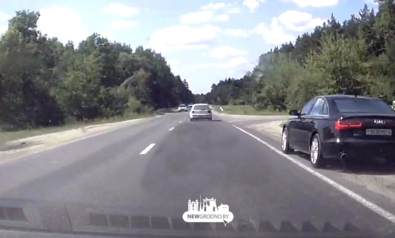 В Гродно водитель показал, как не надо опережать поток