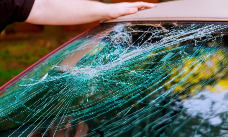 В Мостах женщина так разозлилась на мужа, что метнула стакан в чужую машину