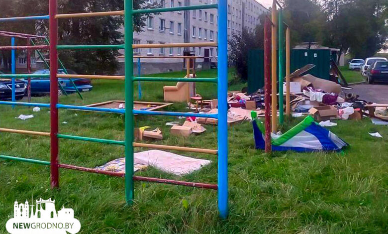 В Гродно кто-то завалил хламом