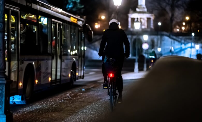 велосипедист в ночное время