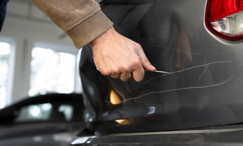 В Гродно пенсионерка по пути на рынок царапала гвоздем чужие машины