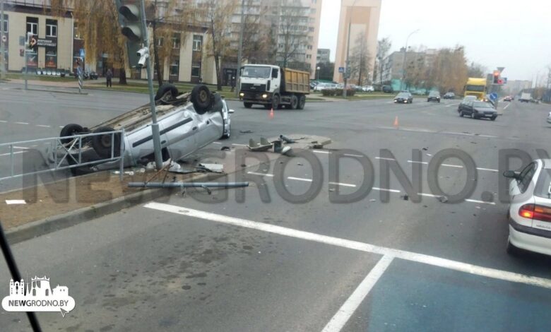 В Гродно легковушка перевернулась и снесла светофор