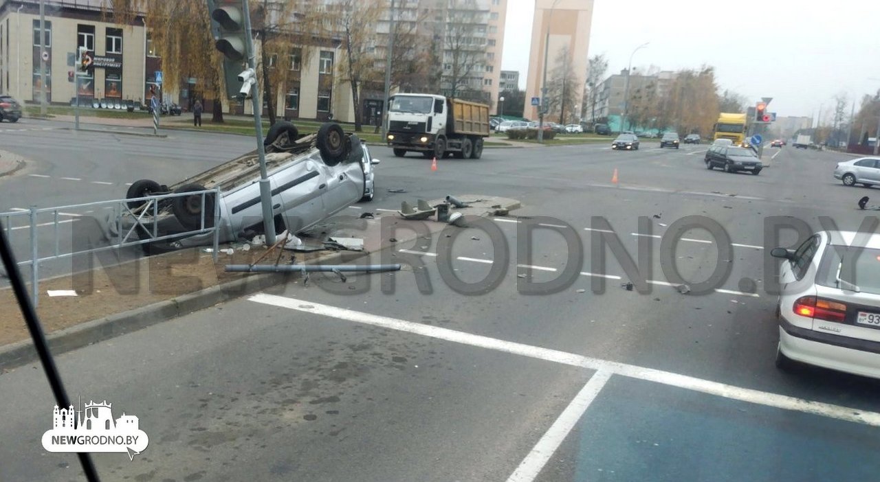 В Гродно легковушка перевернулась и снесла светофор