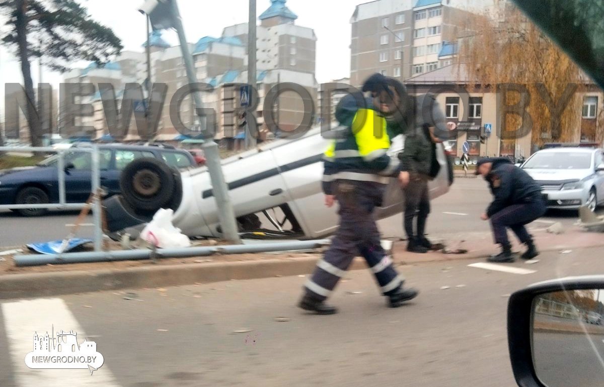 В Гродно легковушка перевернулась и снесла светофор