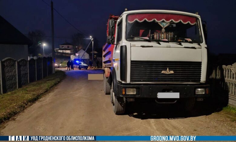 В Новогрудке под колесами грузовика погибла пенсионерка