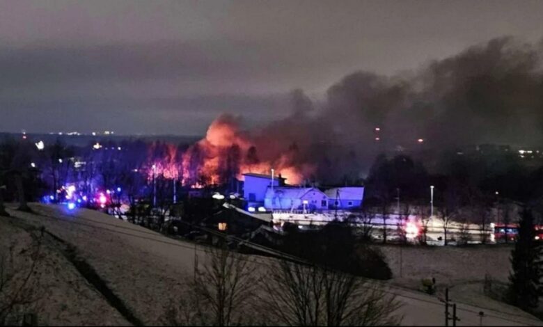 Грузовой самолет немецкой компании по перевозкам DHL разбился вблизи аэропорта Вильнюса, передает агентство Reuters.