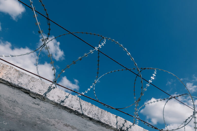 Соседи ставят барьеры