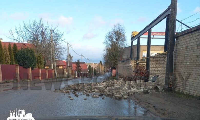 В Гродно сильный ветер уже успел натворить дел