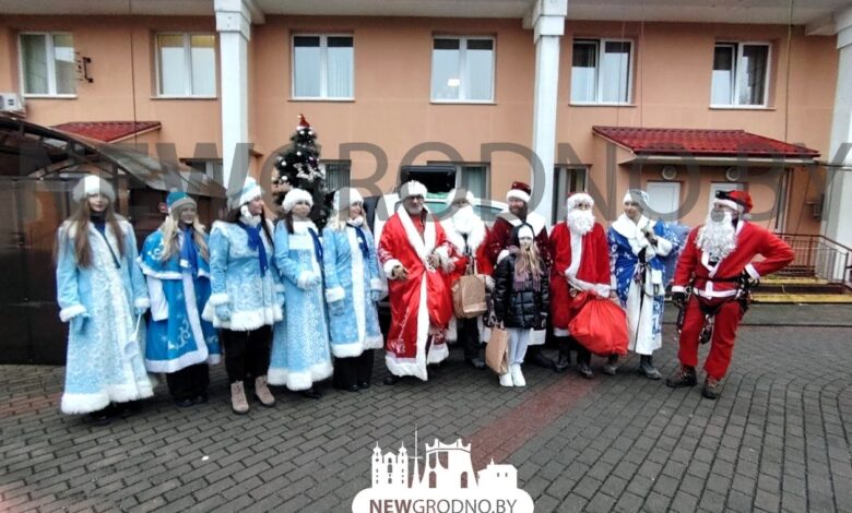 В Гродно промышленные альпинисты необычно поздравили с Новым годом пациентов детской больницы
