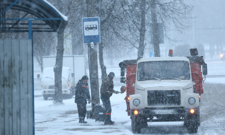 В Гродно устраняют последствия снегопада