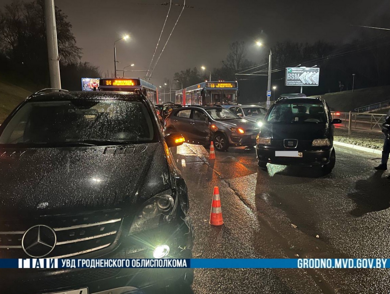 В Гродно утром собрался "паровозик"