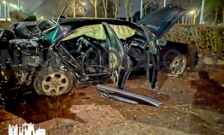 В Гродно «Mercedes» вылетел с дороги на тротуар