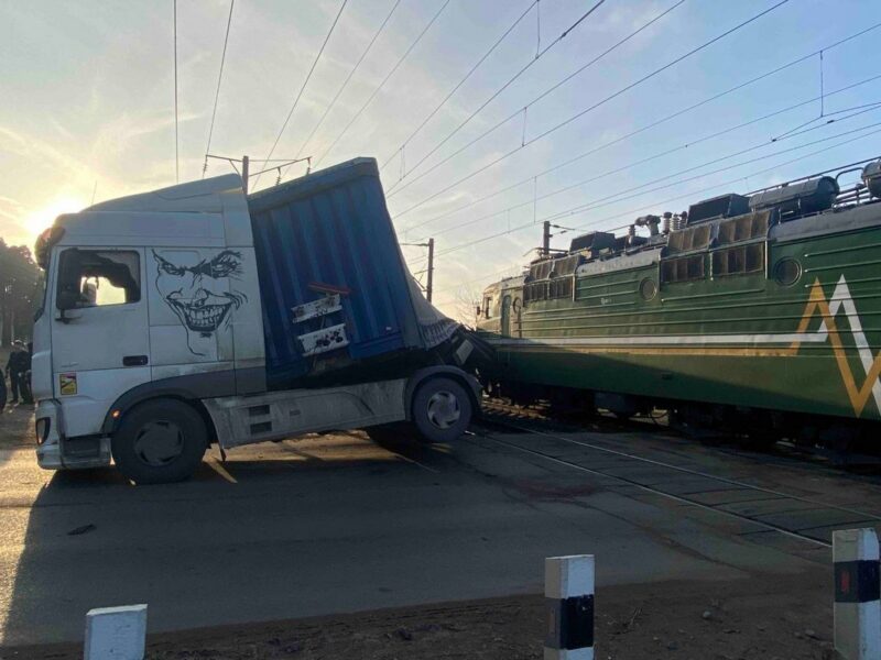 Сломалась на ж/д путях